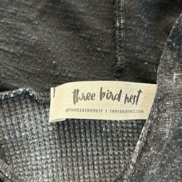 Three Bird Nest size L hooded T - Picture 2 of 3